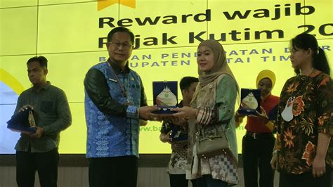 Bapenda Kutim Beri Reward Ke 63 Wajib Pajak