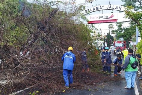 Hujan Disertai Angin Kencang Sebabkan Belasan Rumah Rusak Di Malang