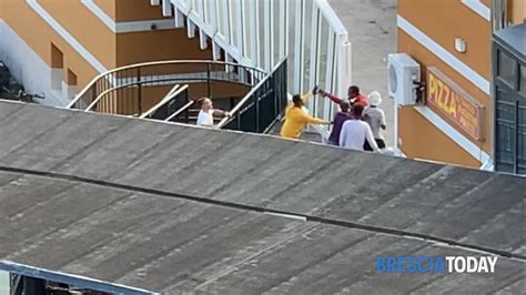 Il Video Della Maxi Rissa In Stazione A Brescia Decine Di Persone In