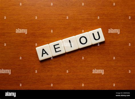 Lettres De Scrabble Aeiou Banque De Photographies Et Dimages à Haute