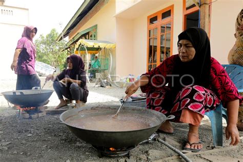 Tradisi Memasak Bubur Asyura Antara Foto