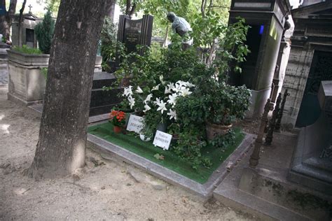 Photo La Tombe De Michel Berger Et Sa Fille Pauline Hamburger Au Cimetière Montmartre à Paris