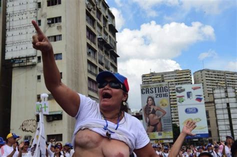 Miles De Venezolanas Protestan Con Rosas Y Los Senos Al Aire Diario