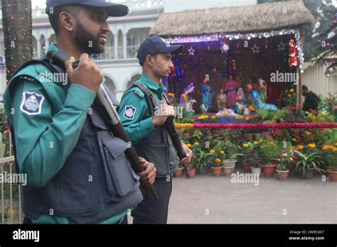 Dhaka Bangladesh 24 Dicembre 2023 Police On Guard Kakrail Church A