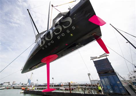 Le nouveau bateau HUGO BOSS de l équipe Alex Thomson Racing touche à l