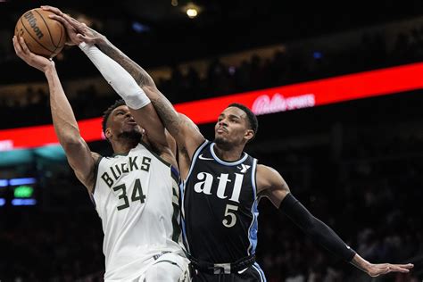 Nba Giannis Antetokounmpo Bucks Overcome Streaking Hawks