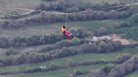 Acrobație incredibilă la Piatra Secuiului Rimetea Un acrobat a mers