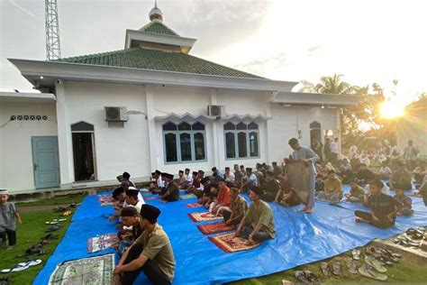 Warga Simbaringin Antusias Salat Idulfitri Di Masjid Baitul Mutaqin