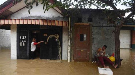 Banjir Bekasi Enam Rumah Hancur Diterjang Luapan Kali