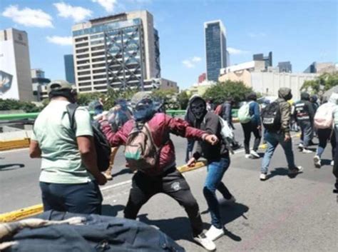 Normalistas De Ayotzinapa Arremeten Contra Polic As Cdmx Imagen Radio