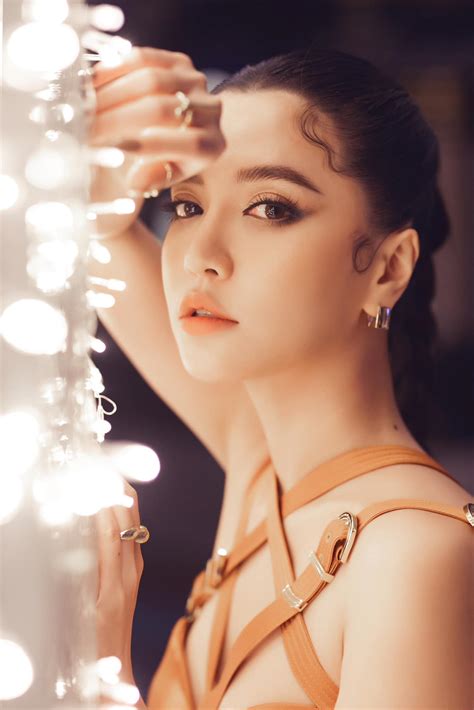Từng bị chê bai thân hình kém đầy đặn Bích Phương nay liên tục diện bikini khoe body quyến rũ