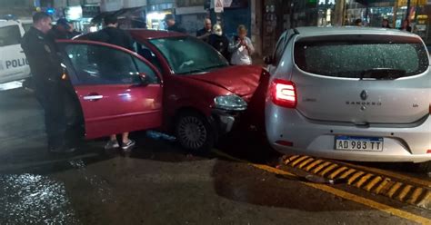 Dos Autos Chocaron A La Madrugada En Pleno Centro De Lomas De Zamora