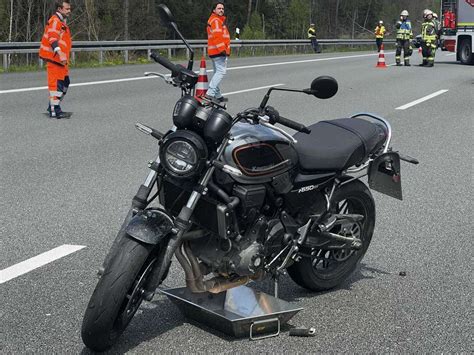 Nach Motorradunfall Autofahrer fährt in Absperrwagen Oberfranken