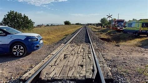 Fallece un menor y 2 personas más están heridas tras arrollar un tren a