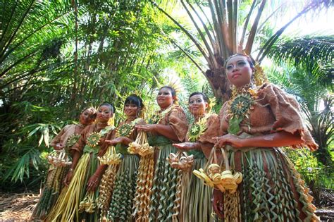 Pakaian Tradisional Orang Asli Jakun Carey Island Malaysia 17 March