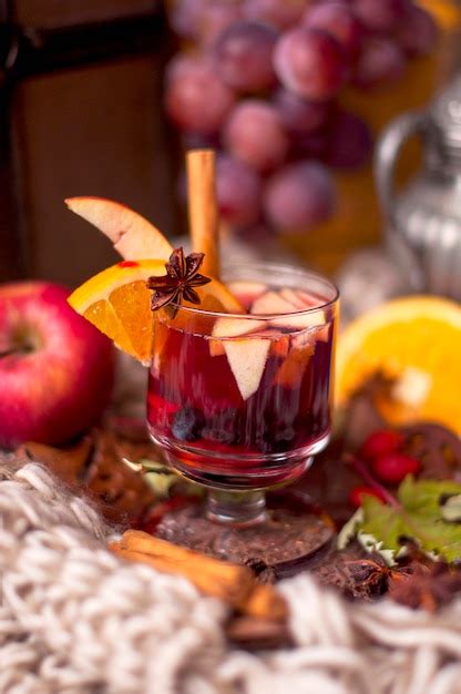 Vinho quente frutas e frutas cítricas saborosa bebida de inverno