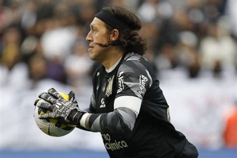 Cássio do Corinthians é premiado no Troféu Mesa Redonda como melhor