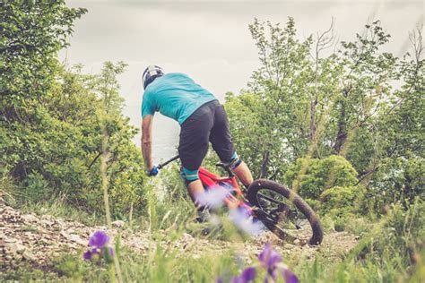 엔 듀로 모든 산 E 자전거 라이더아드레날린 Mtb 트레일 Enduro Motorcycle Race에 대한 스톡 사진 및