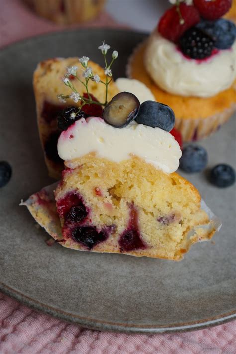 Miško uogų keksiukai su kreminio sūrio kepurėlėmis Sweet Caroline Bakes