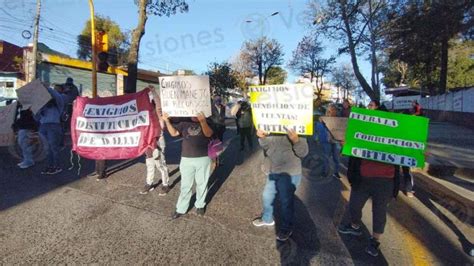 VIDEO Padres de familia bloquean avenida en Xalapa piden destitución