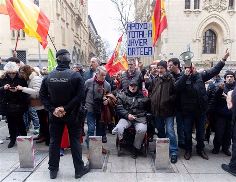 Decenas De Personas Se Concentran En Cibeles En Apoyo A Ortega Smith