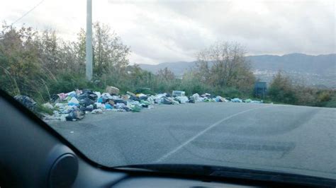 FOTONOTIZIA Città e inciviltà la strada di Serra Spiga invasa dalla