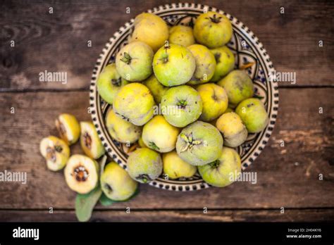 Fruta de membrillo sobre fondo de madera. Cosecha de frutos de otoño. Tarta amarilla, fruta dura ...