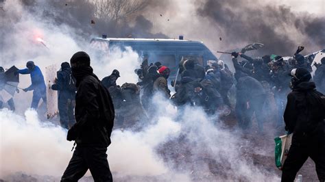 Dégradations à Sainte Soline un militant anti bassines condamné à 12