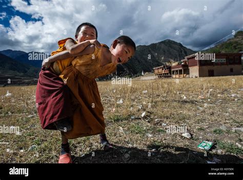 Monjes tibetanos jugando fotografías e imágenes de alta resolución Alamy