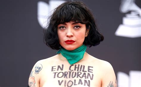 Mon Laferte Y El Poderoso Mensaje En Sus Senos Durante El Latin Grammy