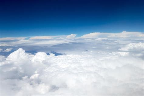 Nubes Una Vista Desde La Ventana Del Avi N Foto Premium