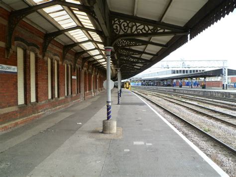 Platform 4 Canopy Gloucester Railway © Jaggery Geograph Britain