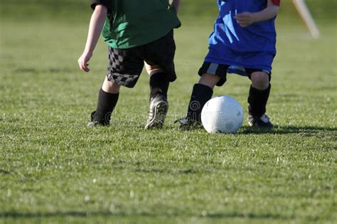 M Odzi Pi Ka No Na Gracze Futbolu Ch Opiec Siedzi Na Pi Ki No Nej Smole