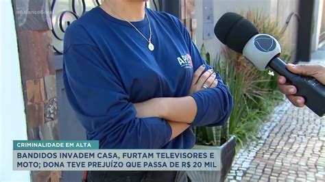 Bandidos invadem residência e furtam televisores e motocicleta em