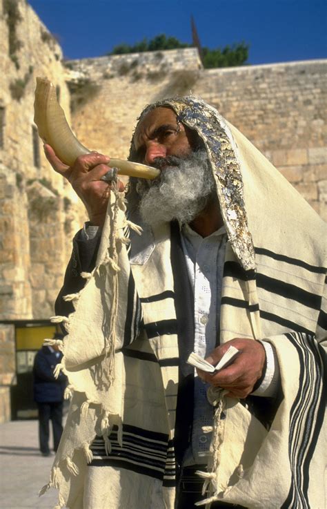 Rabbi Blowing Shofar Rosh Hashanah Pictures Rosh Hashanah