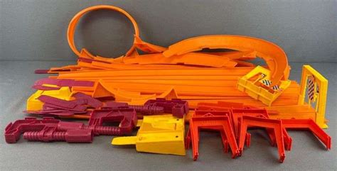 Mattel Hot Wheels Hot Curves Race Action Set Matthew Bullock Auctioneers