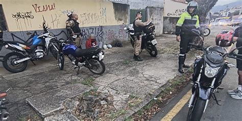 Condutor inabilitado é contido ao tentar fugir de blitz em Poços de