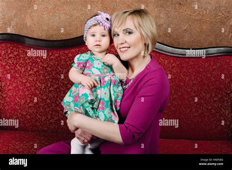 Portrait d une grand mère et sa petite fille de huit mois Photo Stock