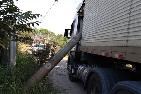 Caminhão enrosca em fio e derruba poste na zona rural de Limeira