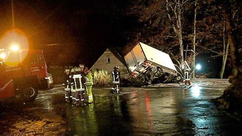 Lkw drohte auf Haus am Hummelnstück zu fallen