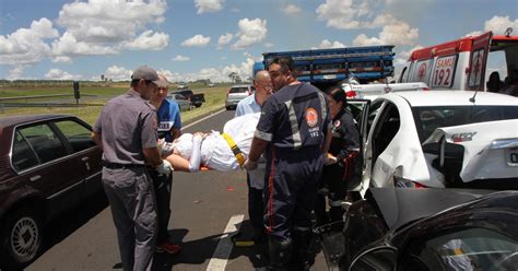 G Colis O Entre Caminh Es E Carros Deixa Tr S Feridos Na