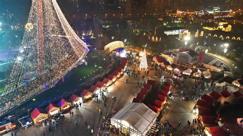 Targuri De Craciun Viena Rathausplatz Vs Bucuresti Parcul Drumul