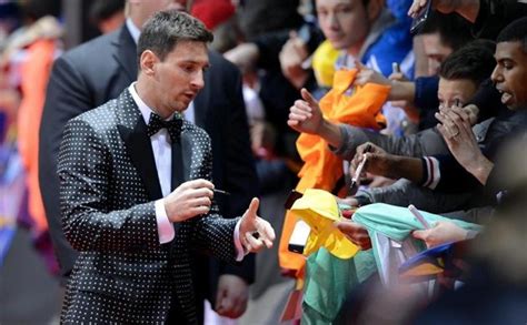 Messi atendiendo a aficionados firmando autógrafos Gala de Oro de