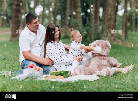 Bonne Famille Souriante Pour Pique Niquer Dans Le Parc Le Jour De L T