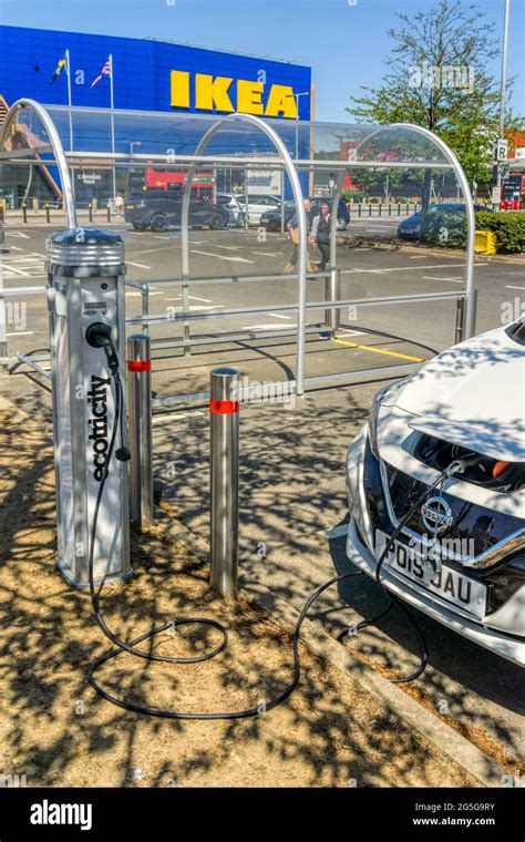 Un coche eléctrico Nissan LEAF se carga a un punto de carga ecotricity