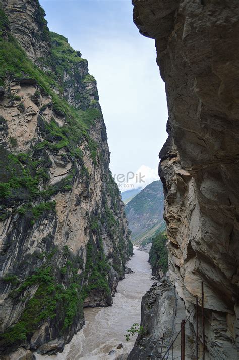 Tiger Leaping Gorge In Shangri La Picture And Hd Photos Free Download