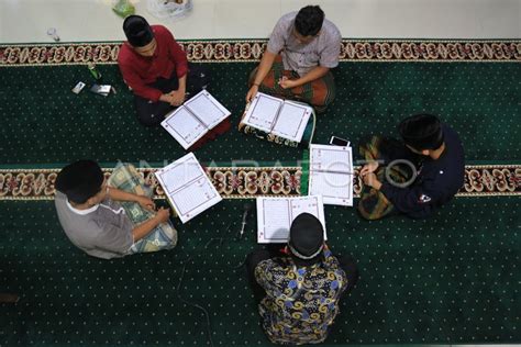 Tadarus Al Quran Di Bulan Ramadhan Antara Foto