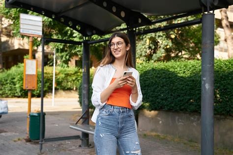 Turista De Mulher Bonita Sorridente Segurando O Celular Esperando O