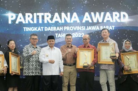 Serahkan Penghargaan Paritrana Award Tingkat Jabar Uu Ruzhanul