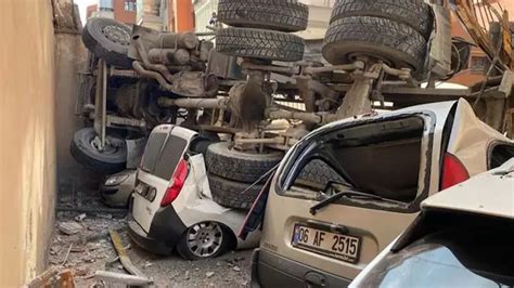 Ankara da feci kaza Beton mikseri devrildi 4 araç hurdaya döndü